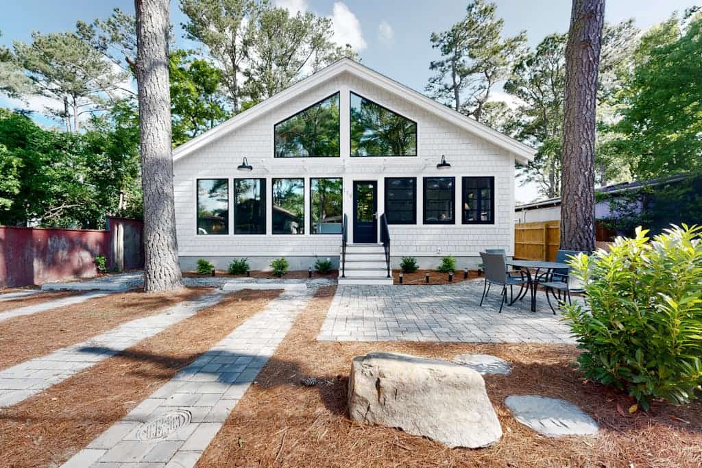 Town of Dewey Beach modern home with grill & outdoor showers - prime location