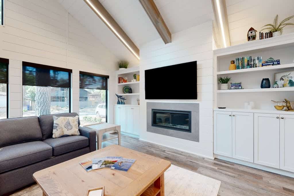 Town of Dewey Beach modern home with grill & outdoor showers - prime location