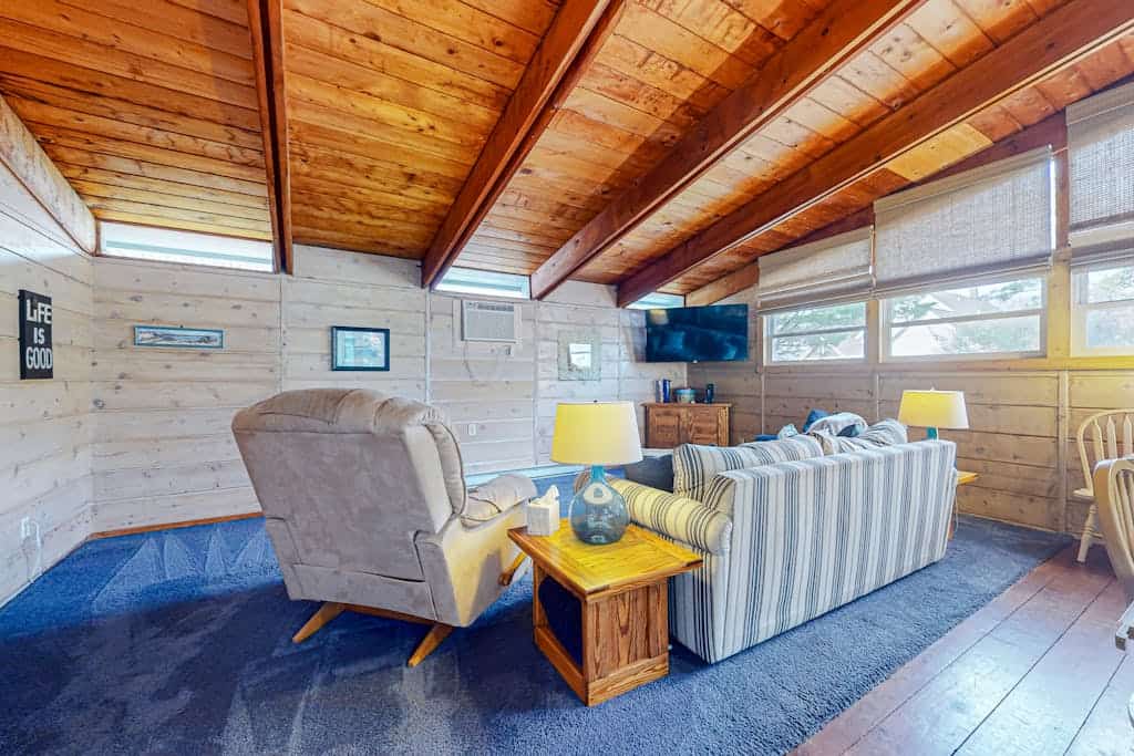 Charming & bright beach getaway with generous patio & yard- near golf & shore