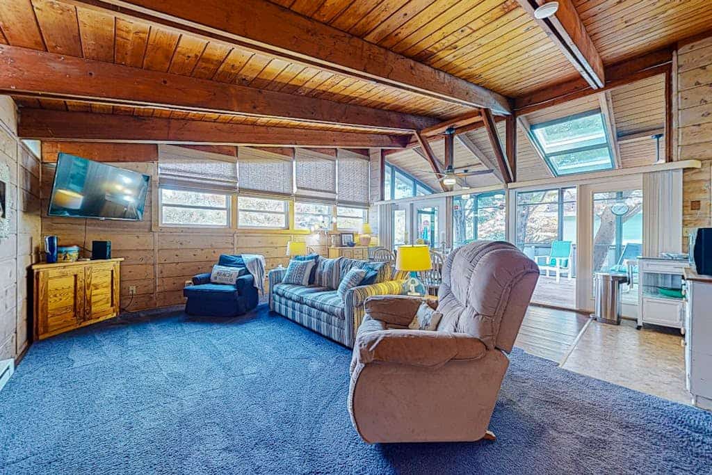 Charming & bright beach getaway with generous patio & yard- near golf & shore