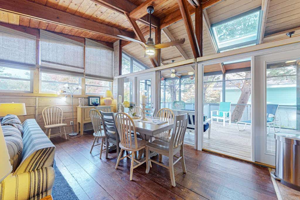 Charming & bright beach getaway with generous patio & yard- near golf & shore