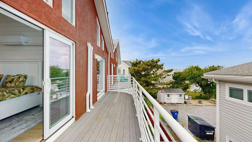 Town of Dewey Beach condo w/deck, balcony, walk to beach, close to restaurants