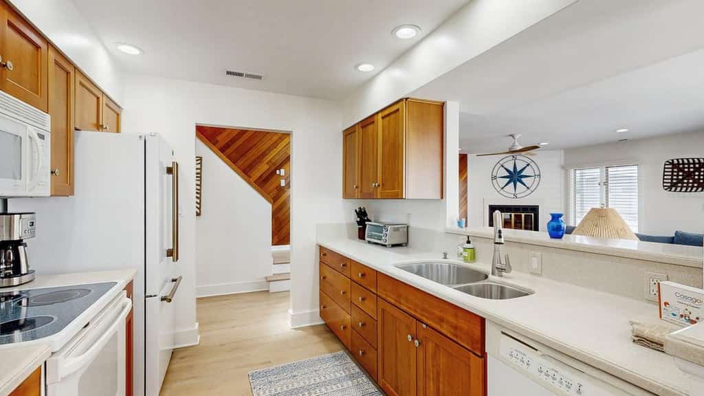 Town of Dewey Beach condo w/deck, balcony, walk to beach, close to restaurants