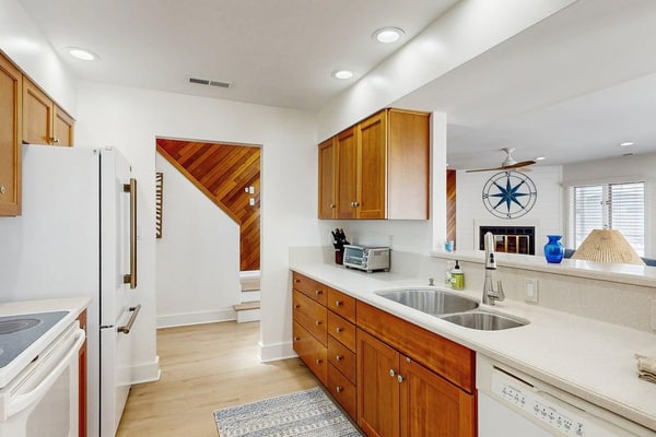 Town of Dewey Beach condo w/deck, balcony, walk to beach, close to restaurants