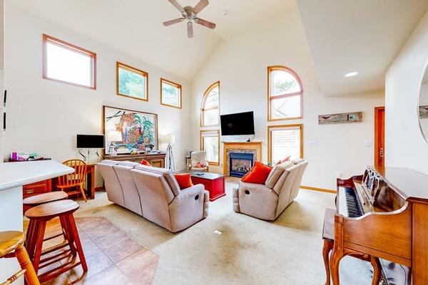 Town of Rehoboth Beach home with fast wifi, ac, patio, & w/d - 2 dogs ok