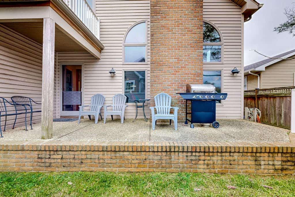 Town of Rehoboth Beach home with fast wifi, ac, patio, & w/d - 2 dogs ok