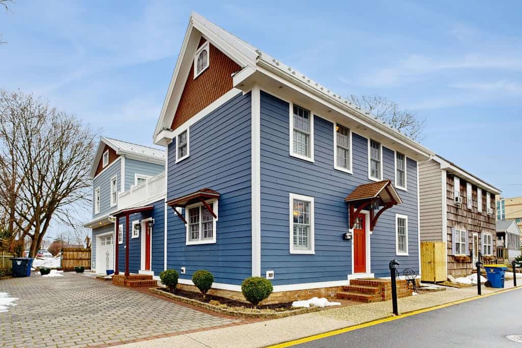 Town of Lewes house w/ elevated deck, close to beach & restaurants