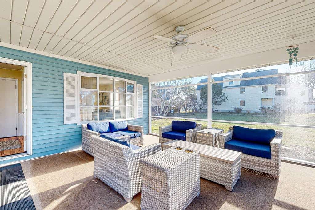 Adorable dog-friendly beach home close to Rehoboth with screened porch & grill