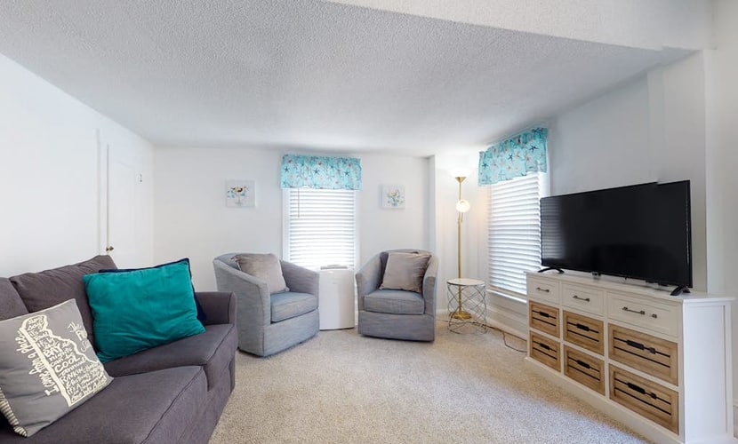 Downtown condo near the ocean with WiFi, rooftop deck, central AC, & washer/dryer