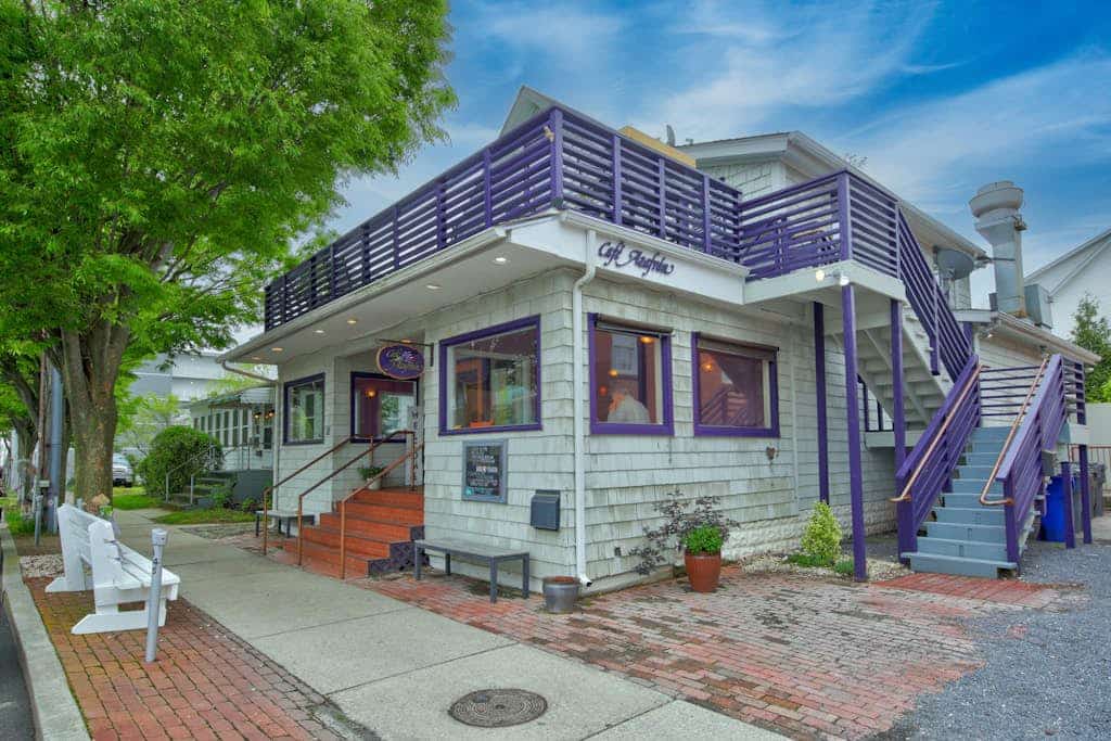 Downtown condo near the ocean with WiFi, rooftop deck, central AC, & washer/dryer