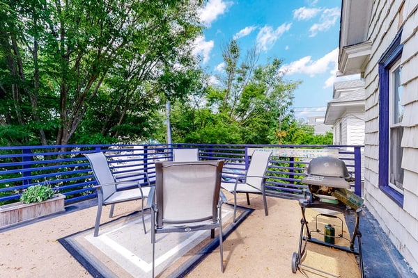 Downtown condo near the ocean with WiFi, rooftop deck, central AC, & washer/dryer