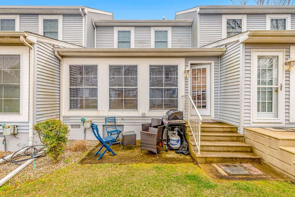 Versailles at Eagles Landing townhome with pool & tennis - walk to beach shuttle