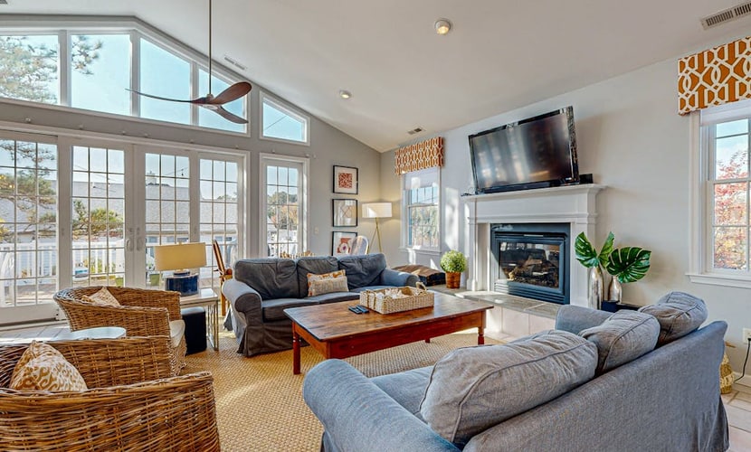 Rehoboth Beach pet friendly house w/ private hot tub, deck & fire place