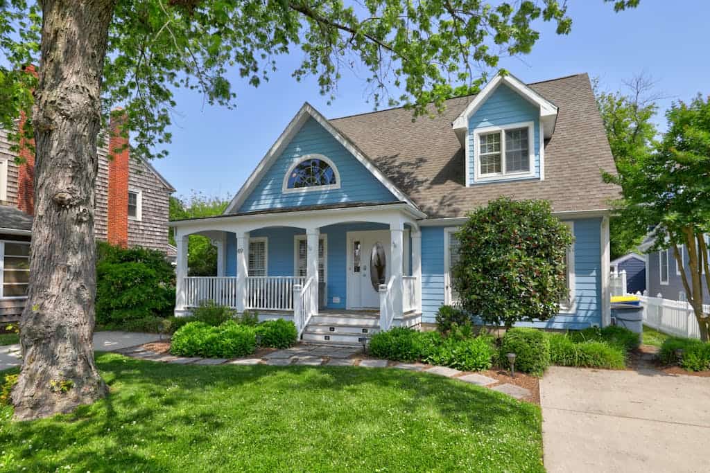 Saltbox home near the ocean with WiFi, central AC, enclosed yard, washer/dryer