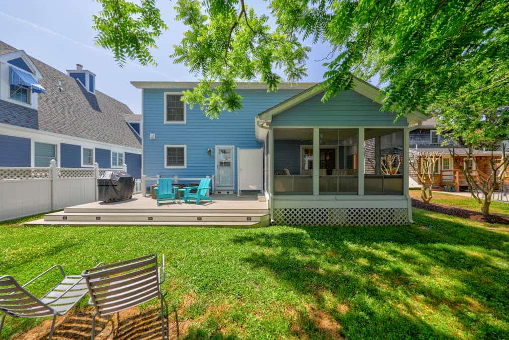 Saltbox home near the ocean with WiFi, central AC, enclosed yard, washer/dryer