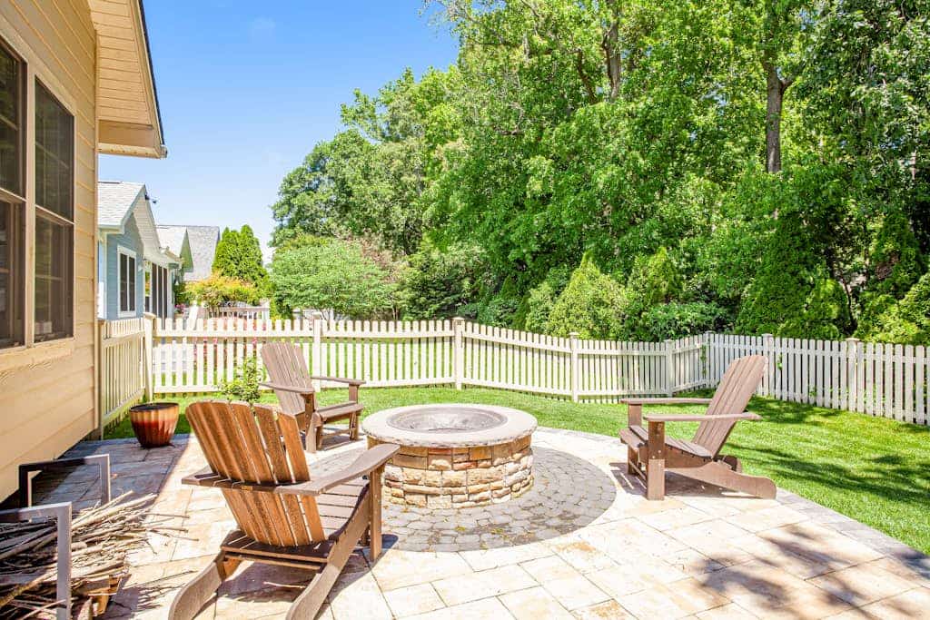 Lovely dog-friendly home with tennis, fast WiFi, deck, grill & W/D