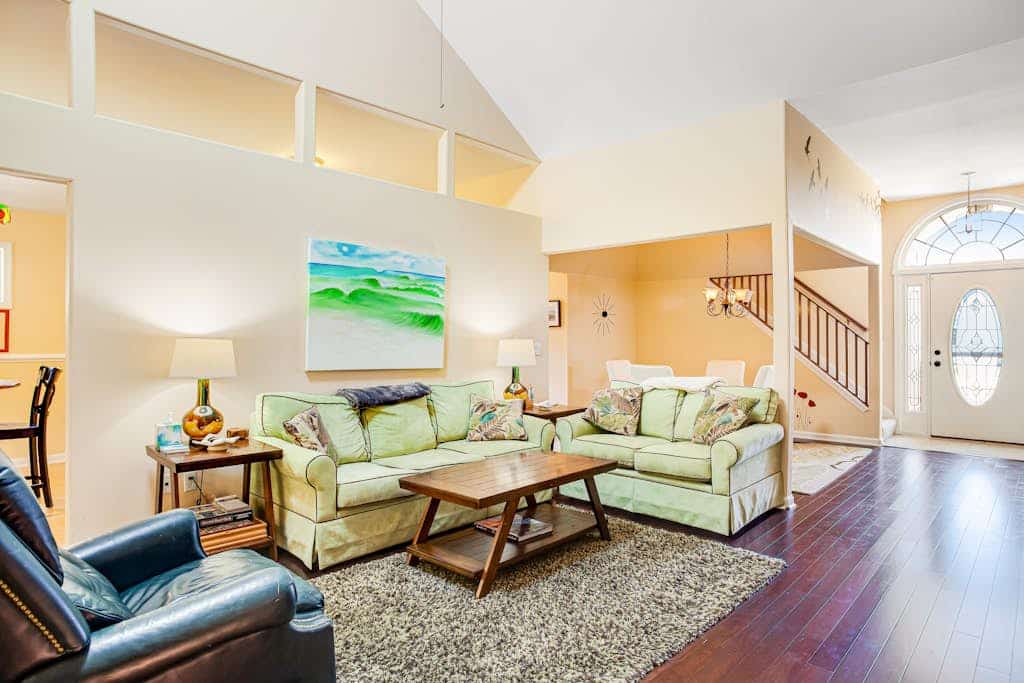 Lovely dog-friendly home with tennis, fast WiFi, deck, grill & W/D