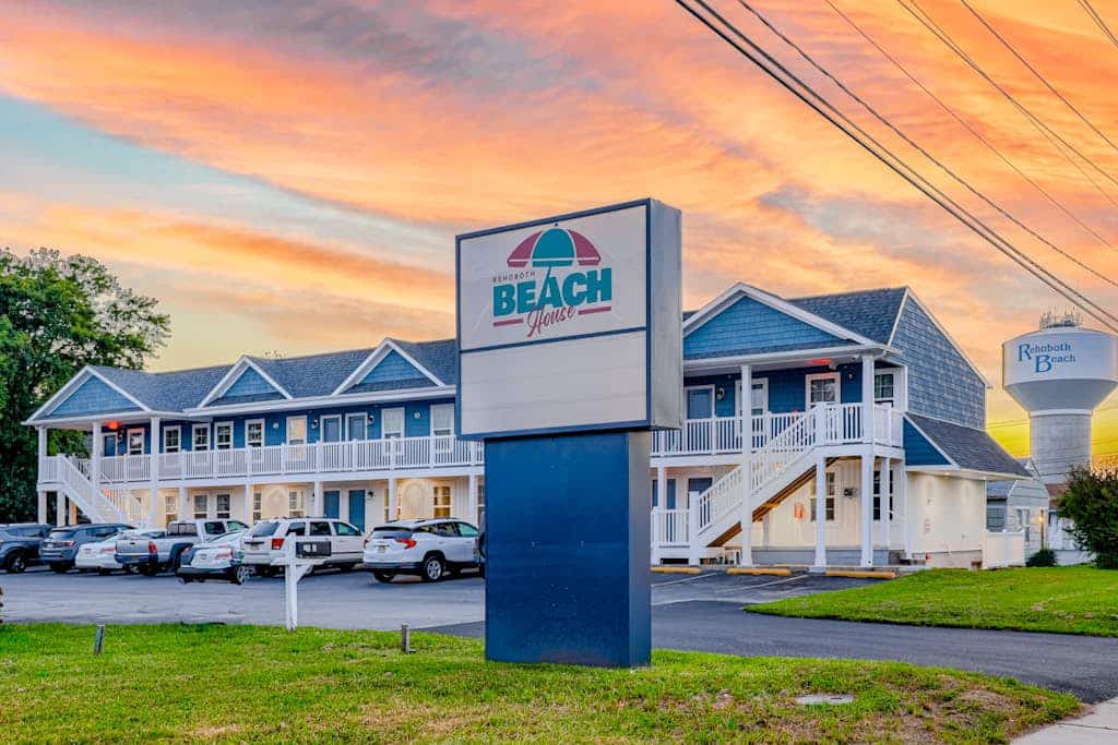 Rehoboth Beach House condo with dazzling interior, pool access - nearby golf