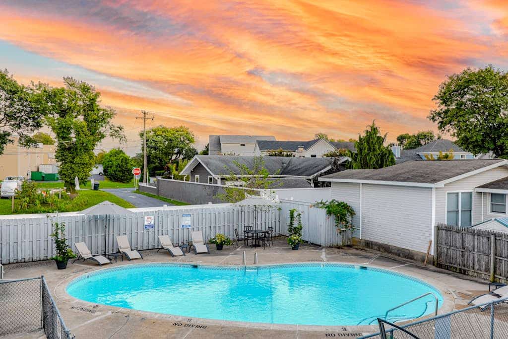 Rehoboth Beach House condo with dazzling interior, pool access - nearby golf