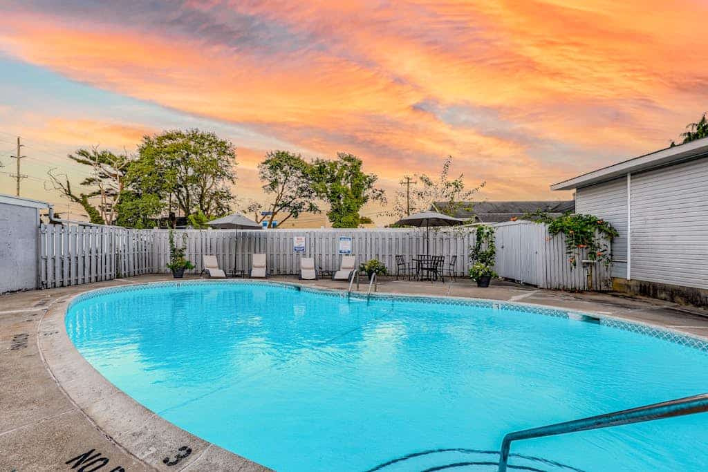 Rehoboth Beach House coastal condo with a pool & recently renovated interior