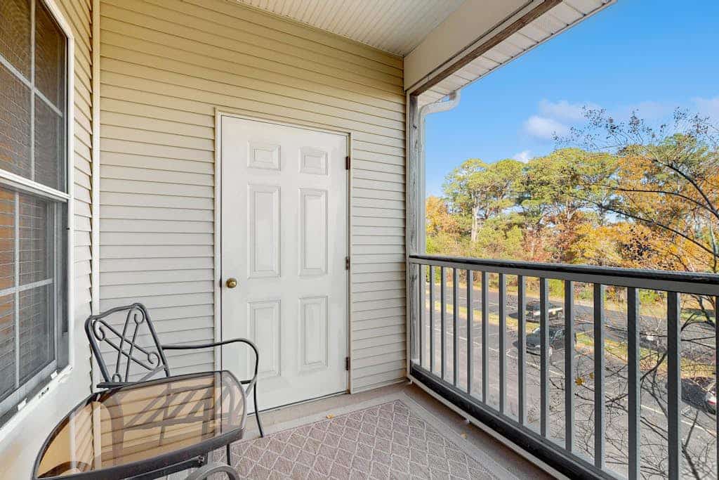 Well-stocked Creekwood townhome with pool, balcony, board games, W/D, & AC