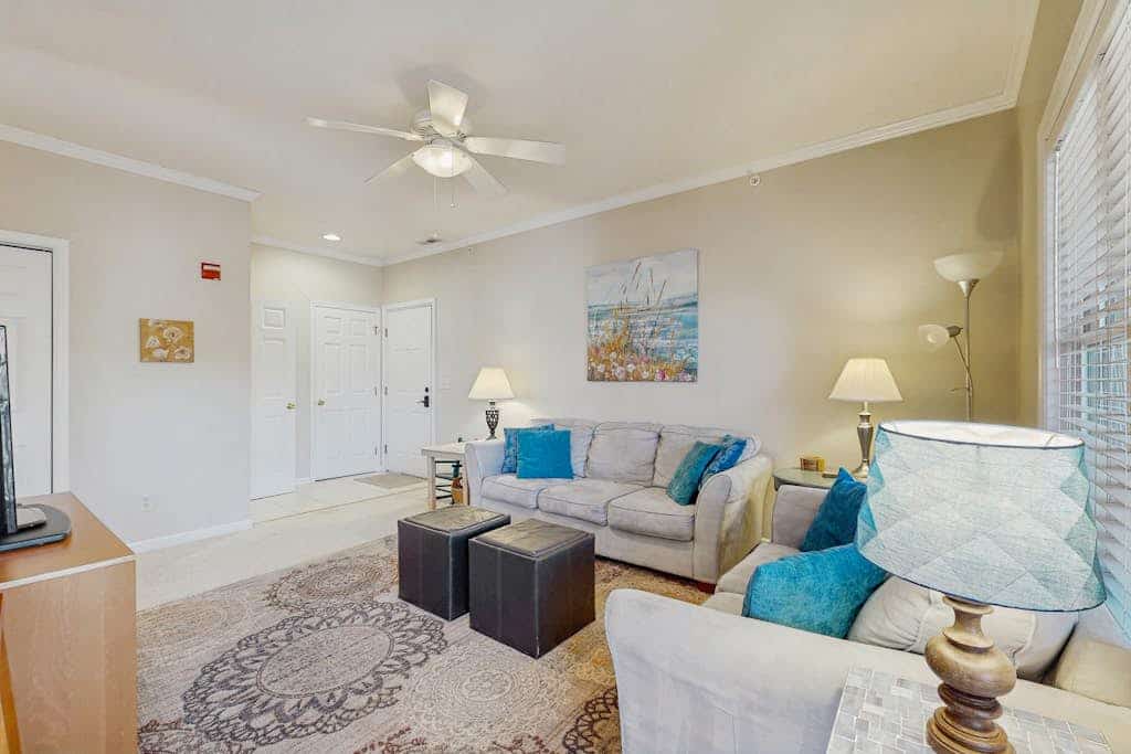 Well-stocked Creekwood townhome with pool, balcony, board games, W/D, & AC