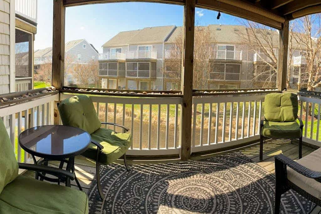 Canal Landing townhouse w/community pool, patio, close to restaurants