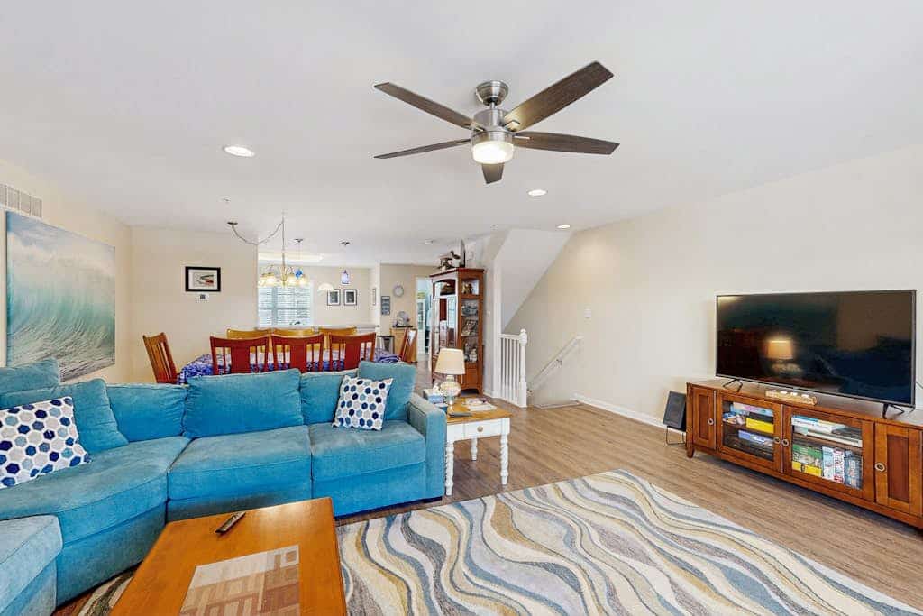 Canal Landing townhouse w/community pool, patio, close to restaurants