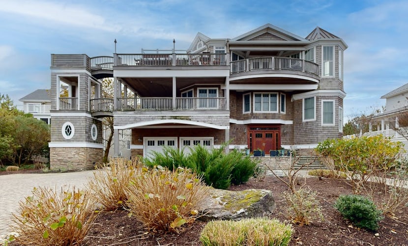 The Chancellery pet friendly house with private patio, balcony & grill