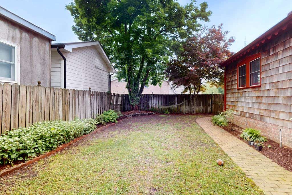 Town of Lewes spacious dog friendly house w/deck & enclosed yard