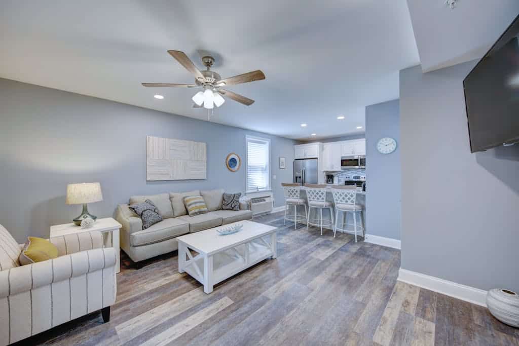 Condo near the ocean with pool, grills,washer/dryer, & AC