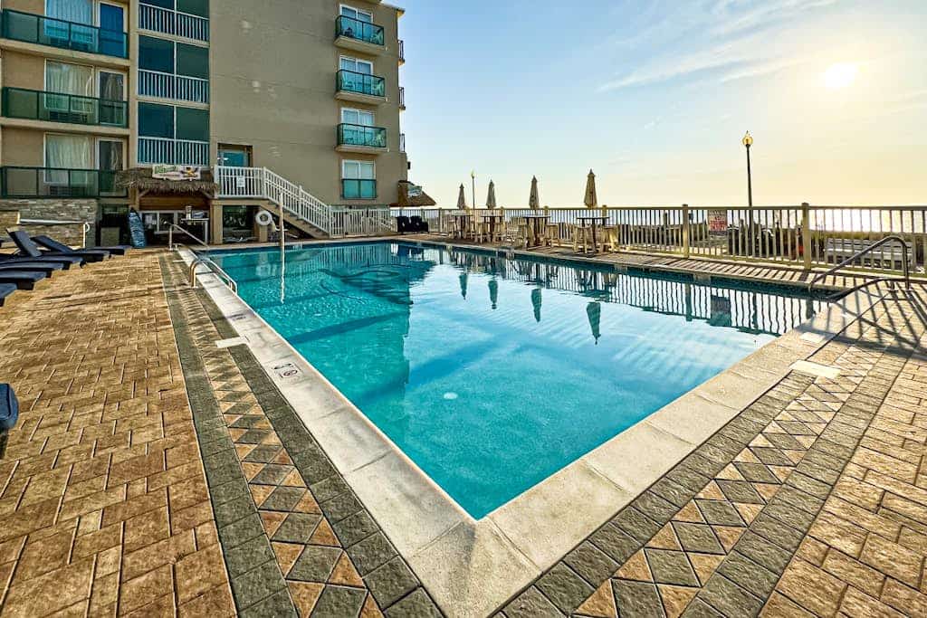 Condo near the ocean with pool, grills,washer/dryer, & AC