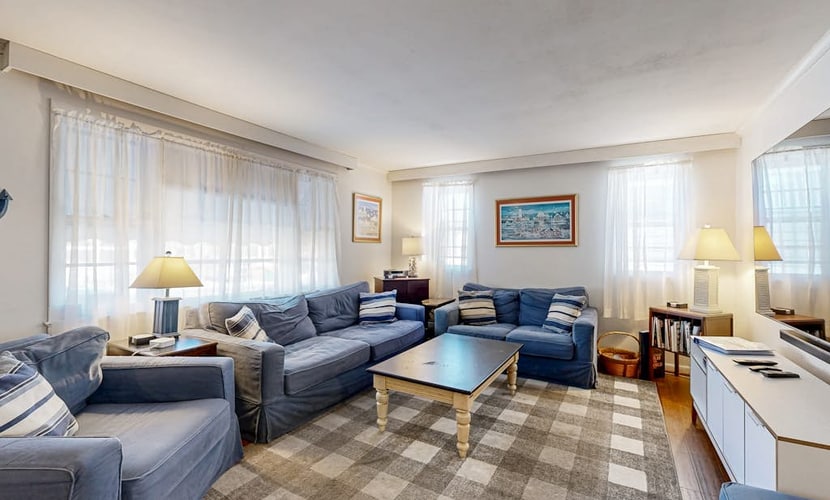 Spacious dog-friendly house with enclosed porch and yard- perfect for families!
