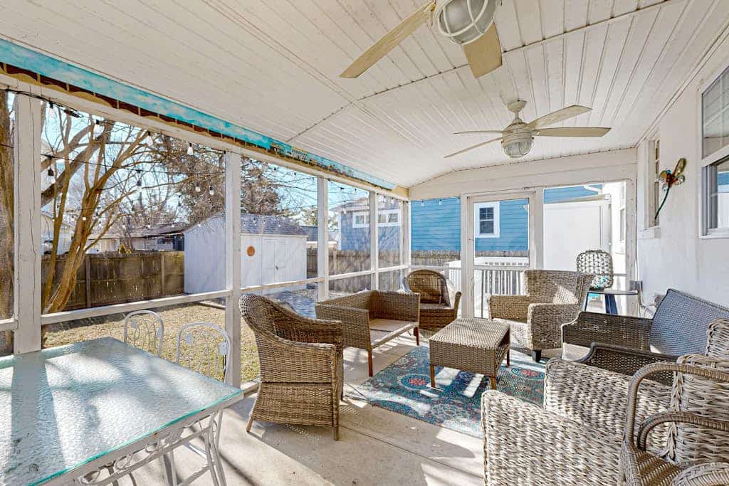 Spacious dog-friendly house with enclosed porch and yard- perfect for families!