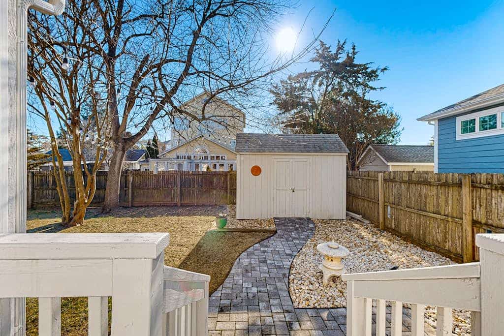 Spacious dog-friendly house with enclosed porch and yard- perfect for families!