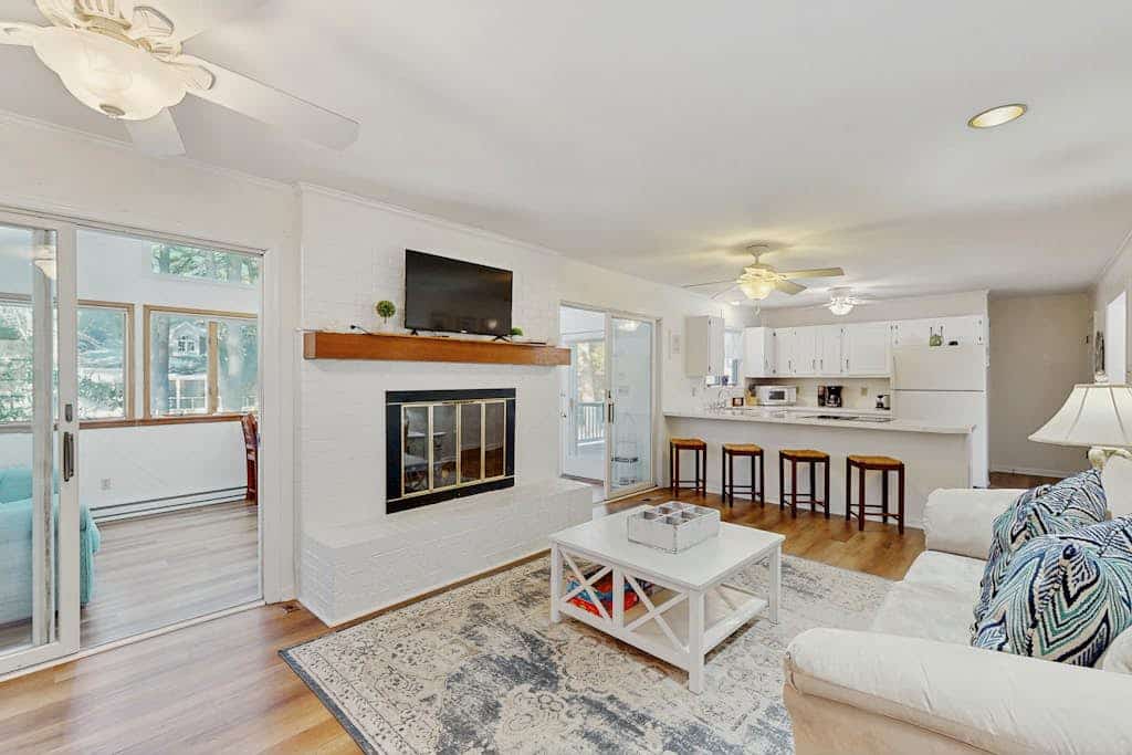 Country Manor dog friendly house w/ping pong, deck & balcony