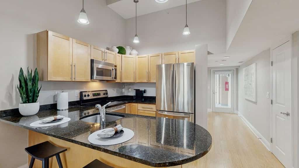 Upscale condo in heart of Dewey with pool & AC - walk to beach, bay & hot spots