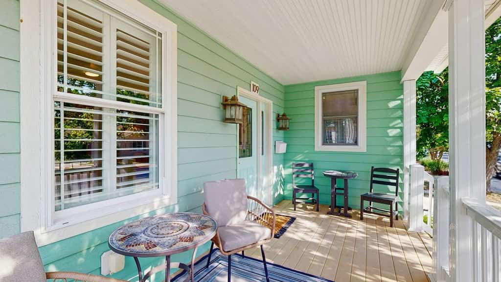Gorgeous home with private pool - dog-friendly - only three blocks to the beach