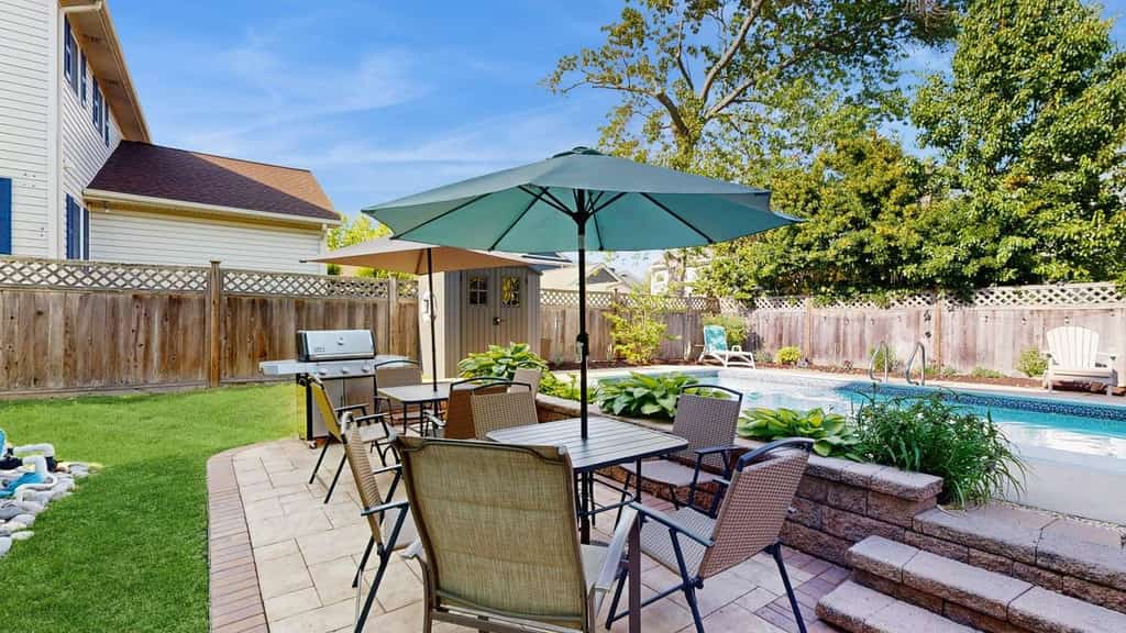 Gorgeous home with private pool - dog-friendly - only three blocks to the beach
