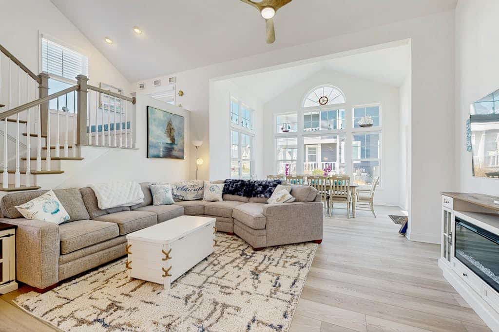 Arbor-Lyn house with shared pool, fire pit, deck & gas grill