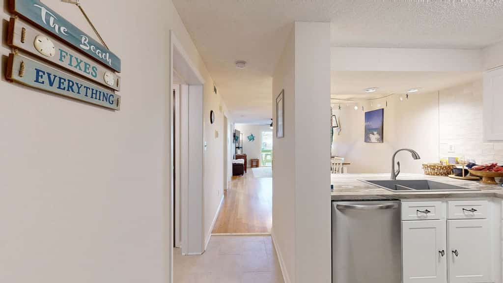 Beachaven pet friendly condo w/community pool, patio, close to restaurants