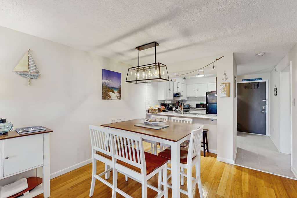 Beachaven pet friendly condo w/community pool, patio, close to restaurants