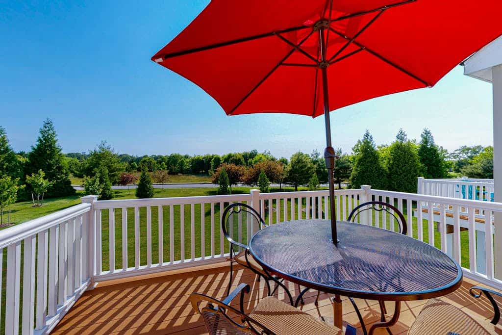 Gorgeous dog-friendly townhome with grill, deck, 2 pools, gym & tennis