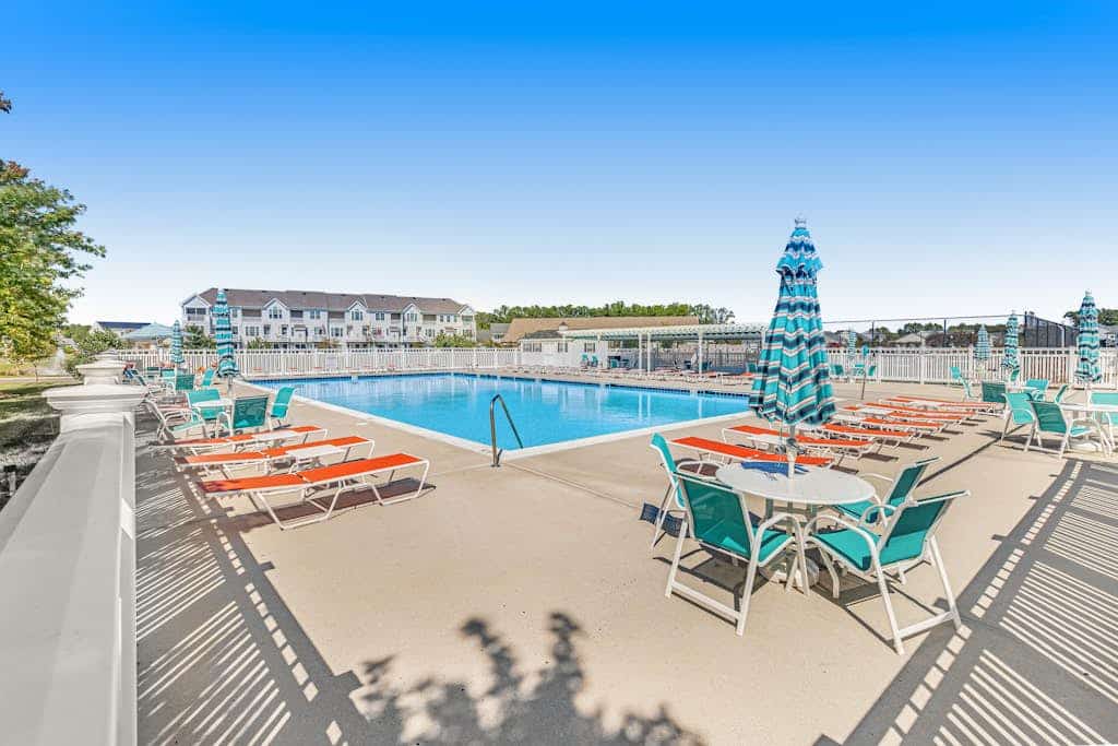 Gorgeous dog-friendly townhome with grill, deck, 2 pools, gym & tennis