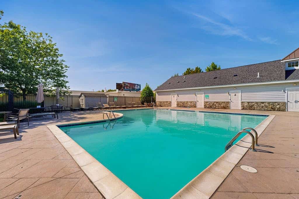 3-story townhouse close to beach & shops w/screened porch, on-site pool & gym