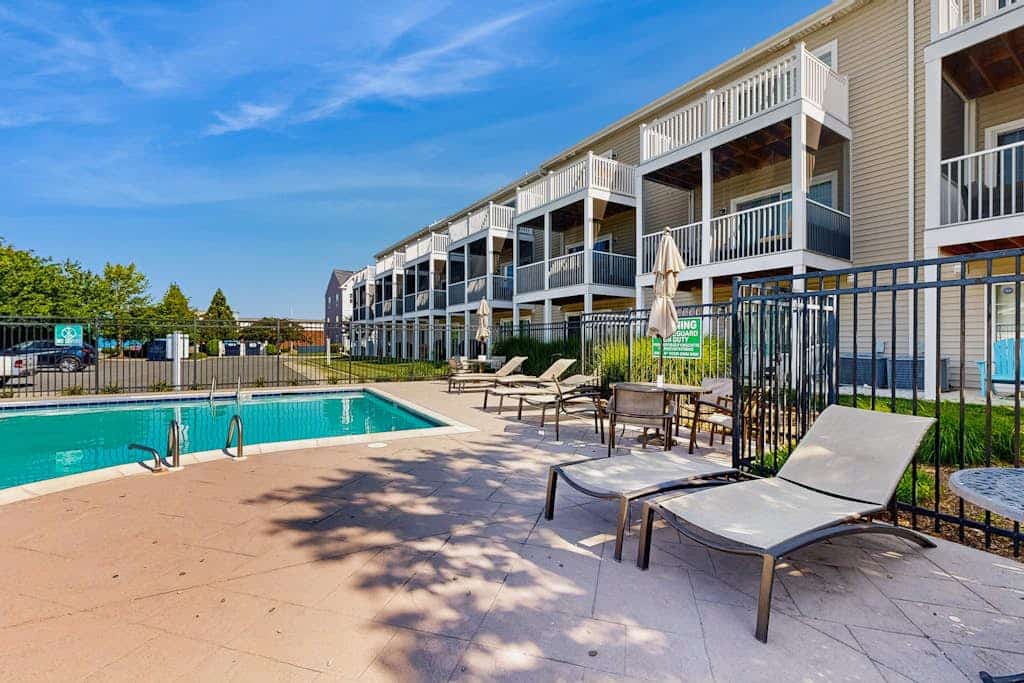 3-story townhouse close to beach & shops w/screened porch, on-site pool & gym