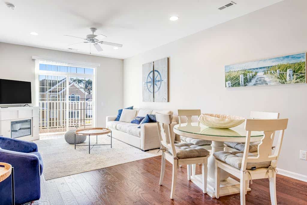Dog-friendly condo near golf, pool, fireplace, central AC & private washer/dryer