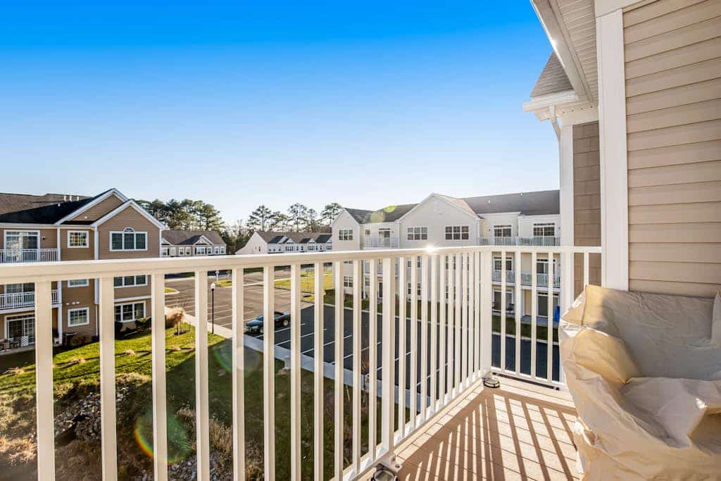 Dog-friendly condo near golf, pool, fireplace, central AC & private washer/dryer