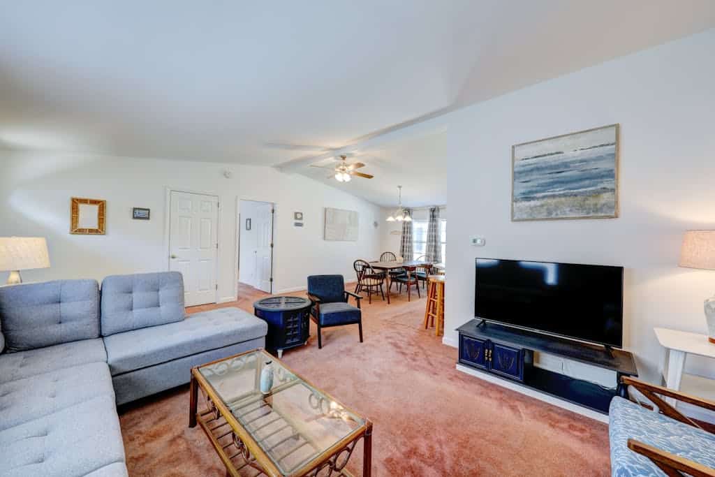 Affordable dog-frienedly beach home w/private deck, gas grill, enclosed yard