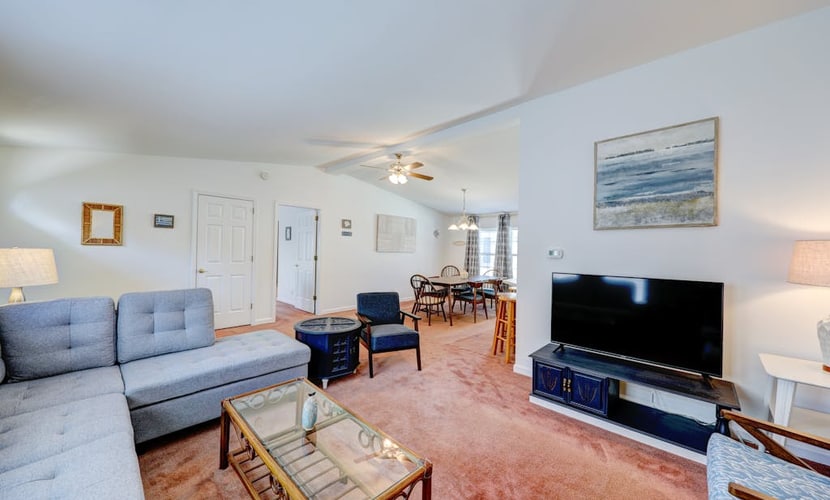 Affordable dog-frienedly beach home w/private deck, gas grill, enclosed yard